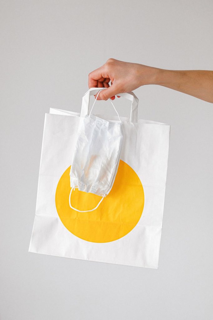 Bolsa de papel y mascarilla